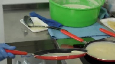 Kızarmış gözleme hamuru. Aynı anda dört tava üzerinde çalış..