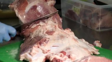 Daha fazla pişirmek için eti daha küçük parçalara ayır. Et yemekleri pişiriyorum..