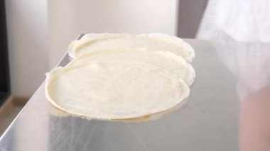 Krep hazırlamak için hamurun çürümesi. Mutfakta çalış. Ev yemeği..