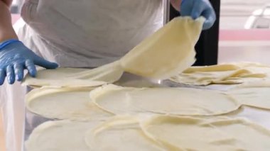 Krep hazırlamak için hamurun çürümesi. Mutfakta çalış. Ev yemeği..