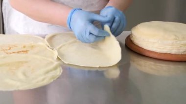 Krep hazırlamak için hamurun çürümesi. Mutfakta çalış. Ev yemeği..