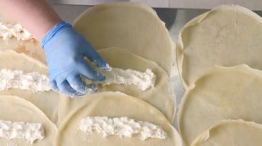 Krep yapmak için peynir ekliyorum. Mutfakta çalış. Yemek pişirmek. Avrupa mutfağı.