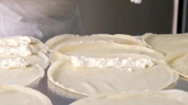 Krep yapmak için peynir ekliyorum. Mutfakta çalış. Yemek pişirmek. Avrupa mutfağı.