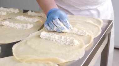 Krep yapmak için peynir ekliyorum. Mutfakta çalış. Yemek pişirmek. Avrupa mutfağı.