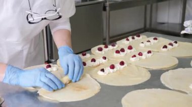 Peynirli ve kirazlı krep. Ev yapımı yemekler. Avrupa mutfağı