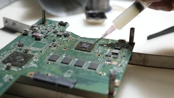 电脑板的焊接 是的手提电脑修理 计算机服务 晶体管代表 — 图库视频影像