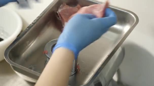 Резать Мясо Мелкие Кусочки Готовить Мясо Работа Повара — стоковое видео