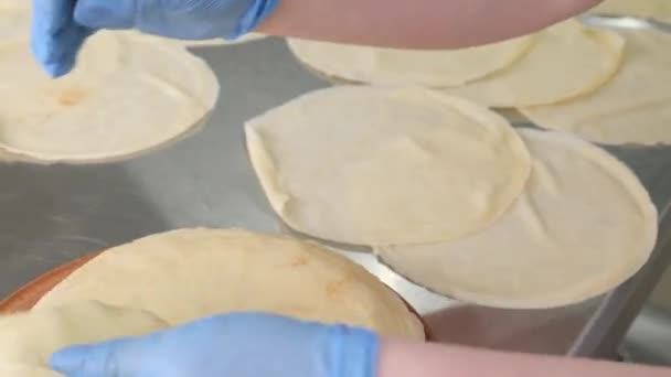 将面团分解 以便进一步准备煎饼 在厨房工作 家庭烹饪 — 图库视频影像
