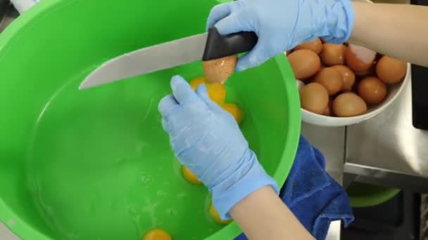 Разбивание Яиц Большую Миску Приготовления Пищи Готовить Яйцами Европейская Кухня — стоковое видео