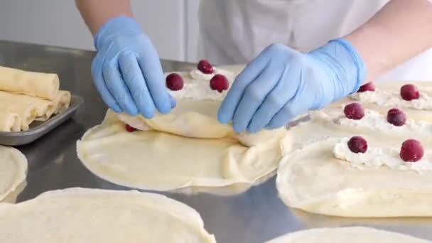 Herstellung Von Pfannkuchen Mit Käse Und Kirschen Hausgemachte Gerichte Europäische — Stockvideo