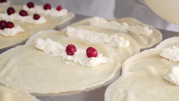 用奶酪和樱桃做煎饼 自制的盘子 欧洲菜 — 图库视频影像