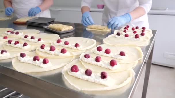 Bereiding Van Pannenkoeken Met Kaas Kersen Zelfgemaakte Gerechten Europese Keuken — Stockvideo