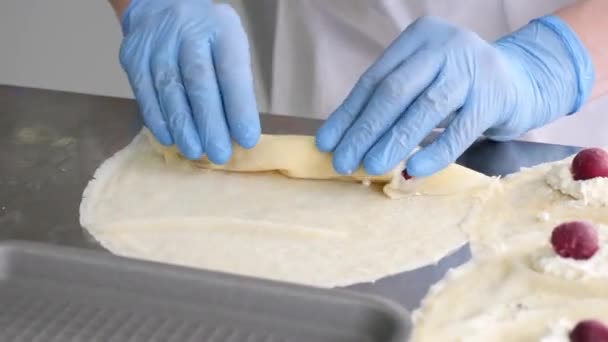 用奶酪和樱桃做煎饼 自制的盘子 欧洲菜 — 图库视频影像