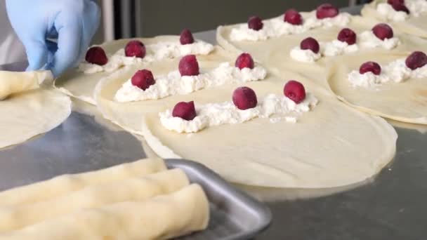 Preparazione Frittelle Con Formaggio Ciliegie Piatti Fatti Casa Cucina Europea — Video Stock