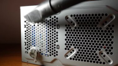 Bilgisayar ızgarasındaki toz kirliliği. Bilgisayar bakımı ve temizlik. Yavaş çekim videosu.