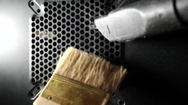 Bilgisayar ızgarasındaki toz kirliliği. Bilgisayar bakımı ve temizlik. Yavaş çekim videosu.