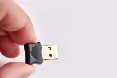 Beyaz arkaplandaki usb flash diski