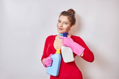 Kırmızı gömlekli güzel kız deterjan tutuyor..
