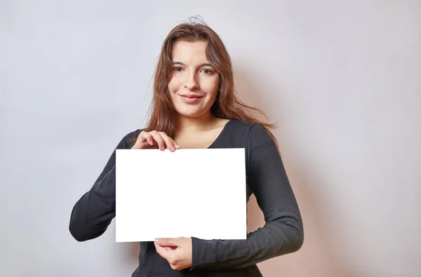 Jolie Fille Tenant Une Bannière Panneau Affichage Blanc — Photo