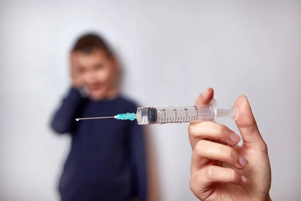 Syringe Liquid Background Upset Boy — Stock Photo, Image