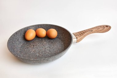 Beyaz arka planda yumurtalı demir tava..