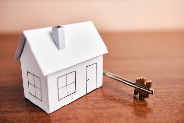 Evin düzeni ve anahtarı masanın üstünde. Emlak satın alma kavramı. Emlak piyasası.