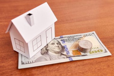 Masadaki ev, dolar ve bozuk paraların taklidini yap. Gayrimenkul ve emlak piyasası kavramı.