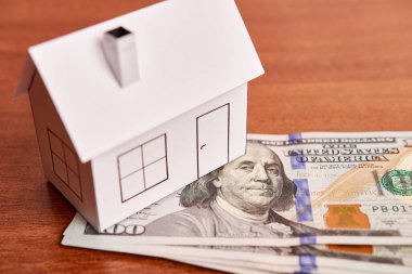 Masadaki ev, dolar ve bozuk paraların taklidini yap. Gayrimenkul ve emlak piyasası kavramı