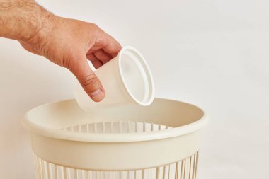 Plastik cam geri dönüşüm ve atılma için atık sahalarına atılıyor.
