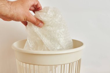 Plastik poşet geri dönüşüm ve imha için kullanılıyor.