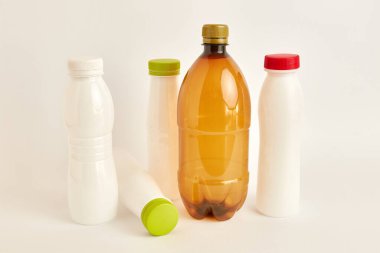 Beyaz arka planda içecekler için plastik şişeler. Plastik ambalaj. Plastik imhası. Plastik geri dönüşüm. Plastik çöp..