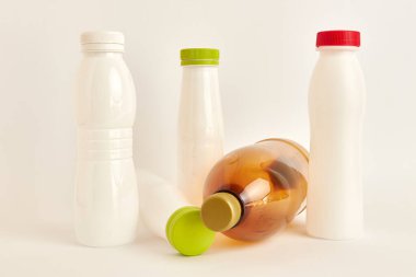 Beyaz arka planda içecekler için plastik şişeler. Plastik ambalaj. Plastik imhası. Plastik geri dönüşüm. Plastik çöp..