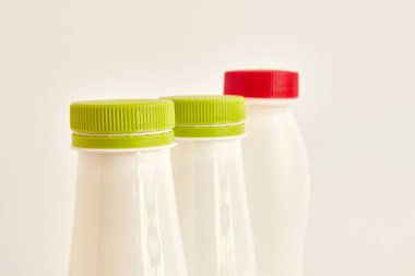 Beyaz arka planda içecekler için plastik şişeler. Plastik ambalaj. Plastik imhası. Plastik geri dönüşüm. Plastik çöp..