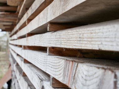 Tahtalar istiflenmiş, kapatın.