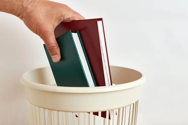 Βιβλία Πετιούνται Για Ανακύκλωση Και Διάθεση — Φωτογραφία Αρχείου