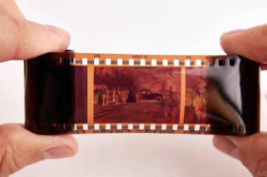 Kişi, resimle birlikte negatif bir film düşünür..