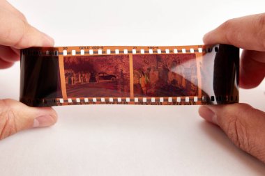 Kişi, resimle birlikte negatif bir film düşünür..