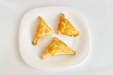 Beyaz tabakta turtalar, yakın çekim görüntüsü.