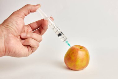 Bir şırınga ve elmayı kapat.