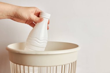 Şişeyi çöp kutusuna atan kişi. 