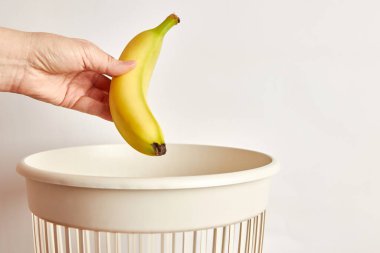 Çöp kutusuna muz atan kişi. 