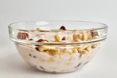 Beyaz arka planda pullu kase ve yoğurt.