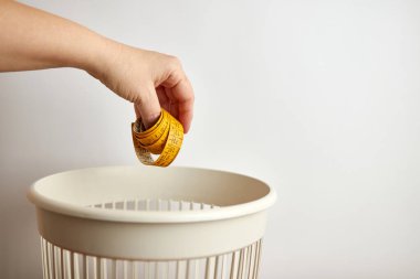 Ölçüm bandını çöp kutusuna atan kişi 