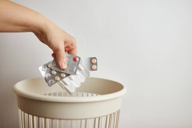 Hapları çöp kutusuna atan kişi. 