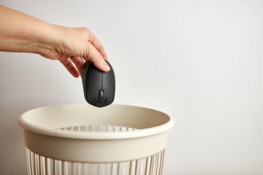 Fareyi çöp kutusuna atan kişi 