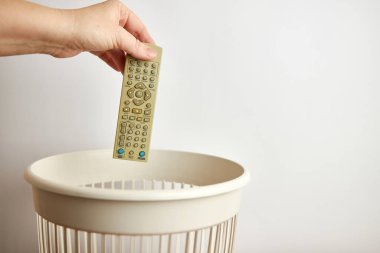 Çöp kutusuna uzaktan kumanda atan kişi 