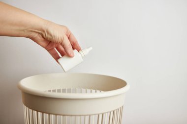 Çöp kutusuna yapıştırıcı atan kişi. 