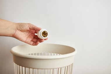 Hapları çöp kutusuna atan kişi. 