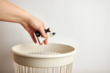 Satrancı çöp kutusuna atan kişi 