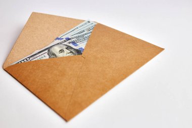 Zarfın içinde dolar banknotları. Rüşvet teklifi.